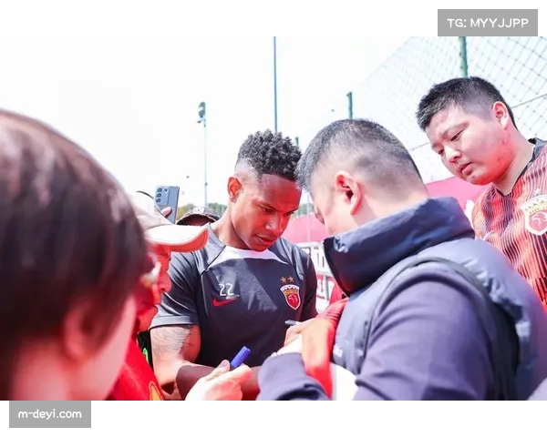 消息：赛前训练开放日，数千名利物浦球迷到场为球队加油