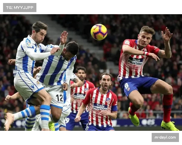 镜头捕捉：马竞主帅西蒙尼在教练区用战术板激烈比划